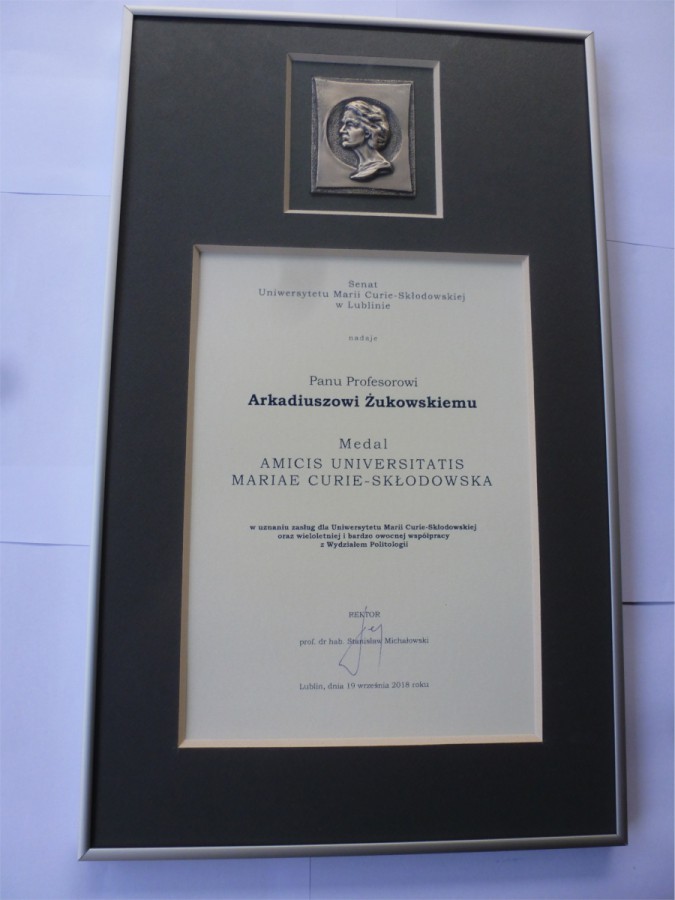Medal Amicis UMCS dla prof. A. Żukowskiego - Medal Amicis UMCS dla prof. A. Żukowskiego