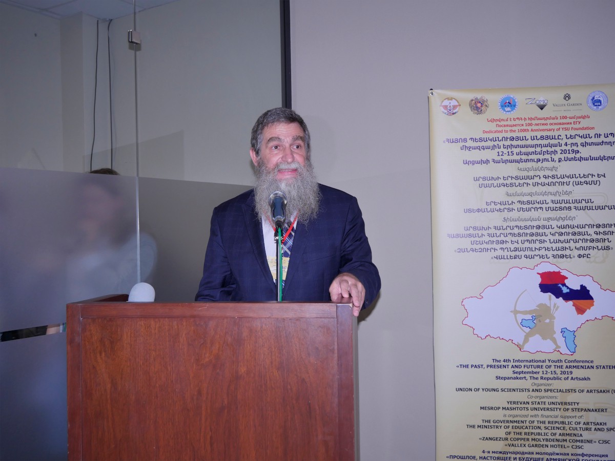 3 - Prof. A. Żukowski podczas wygłaszania referatu na konferencji w Stepanakercie
