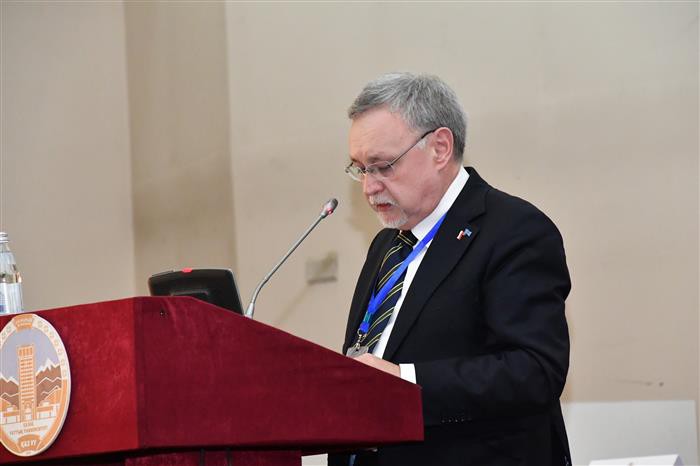 3 - Prof. S. Chazbijewicz wygłasza referat podczas VI Międzynarodowego Forum Al Farabi - Ałmaty 2019