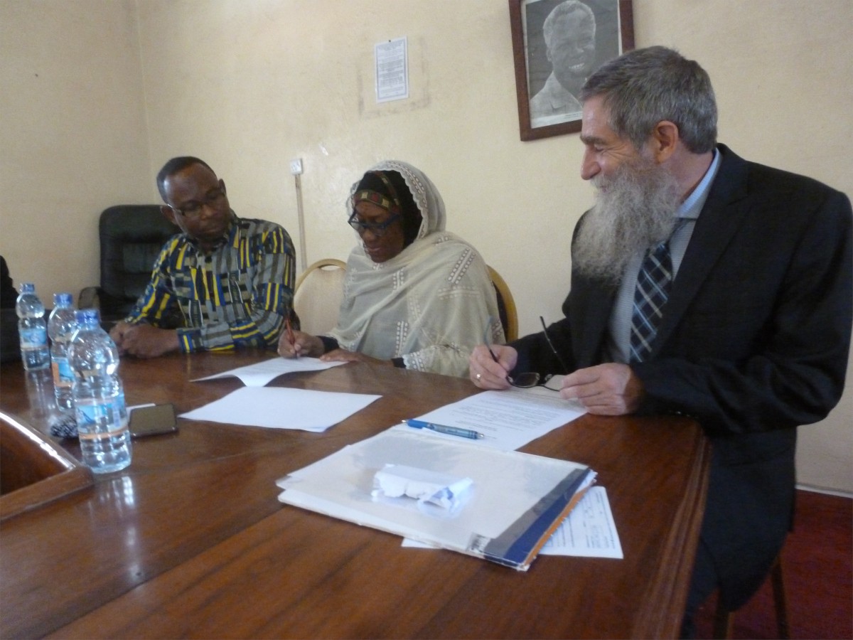 fot_3 - Zanzibar – spotkanie z władzami The State University of Zanzibar w celu podpisania umowy o współpracy. Od lewej: Prorektor dr. Haroun Ayoub Maalim, JM Rektor dr Zakia Mohammed Abubakar, prof. A. Żukowski (29.09.2019).