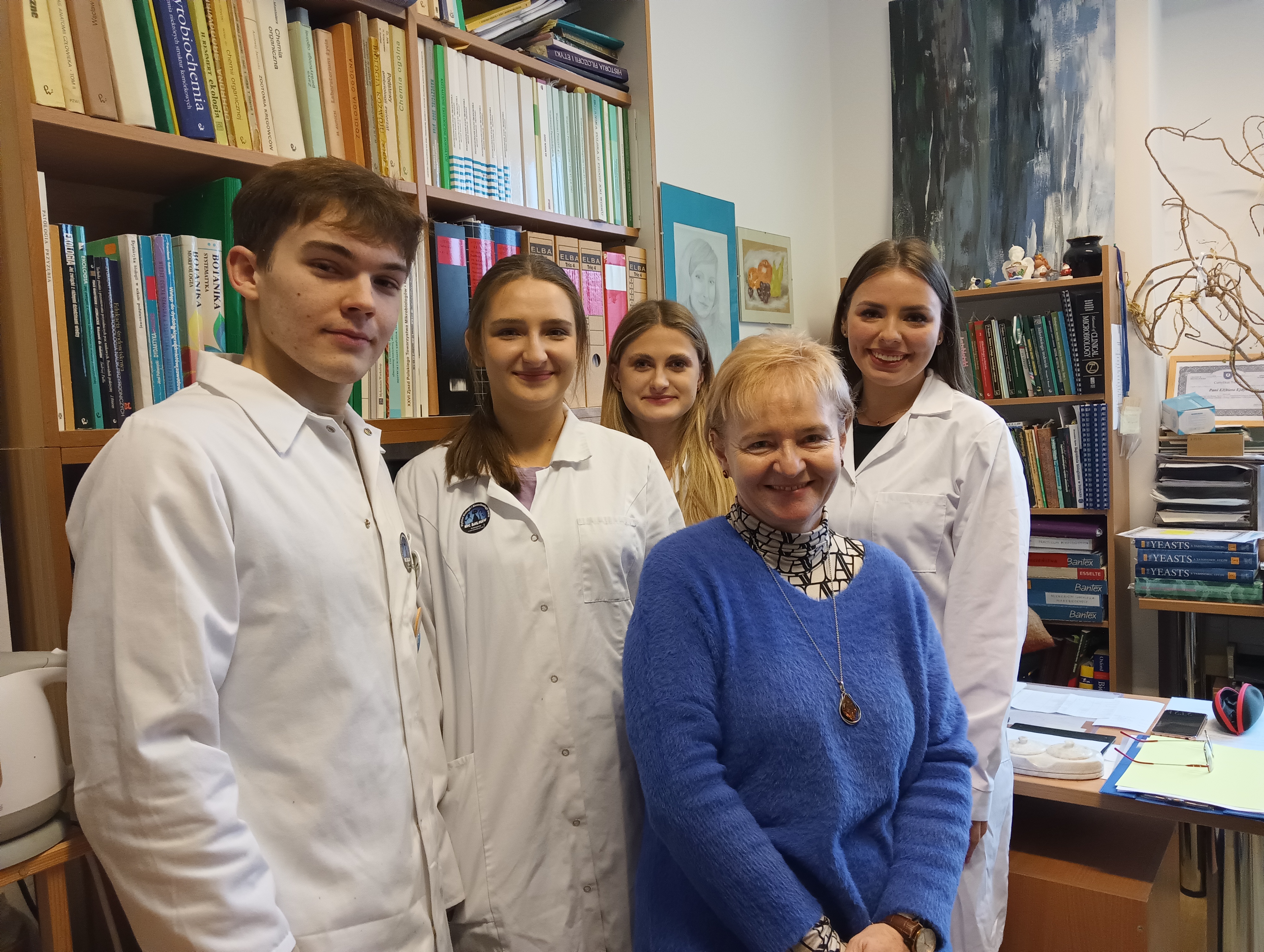 Dr Elżbieta Ejdys ze studentami