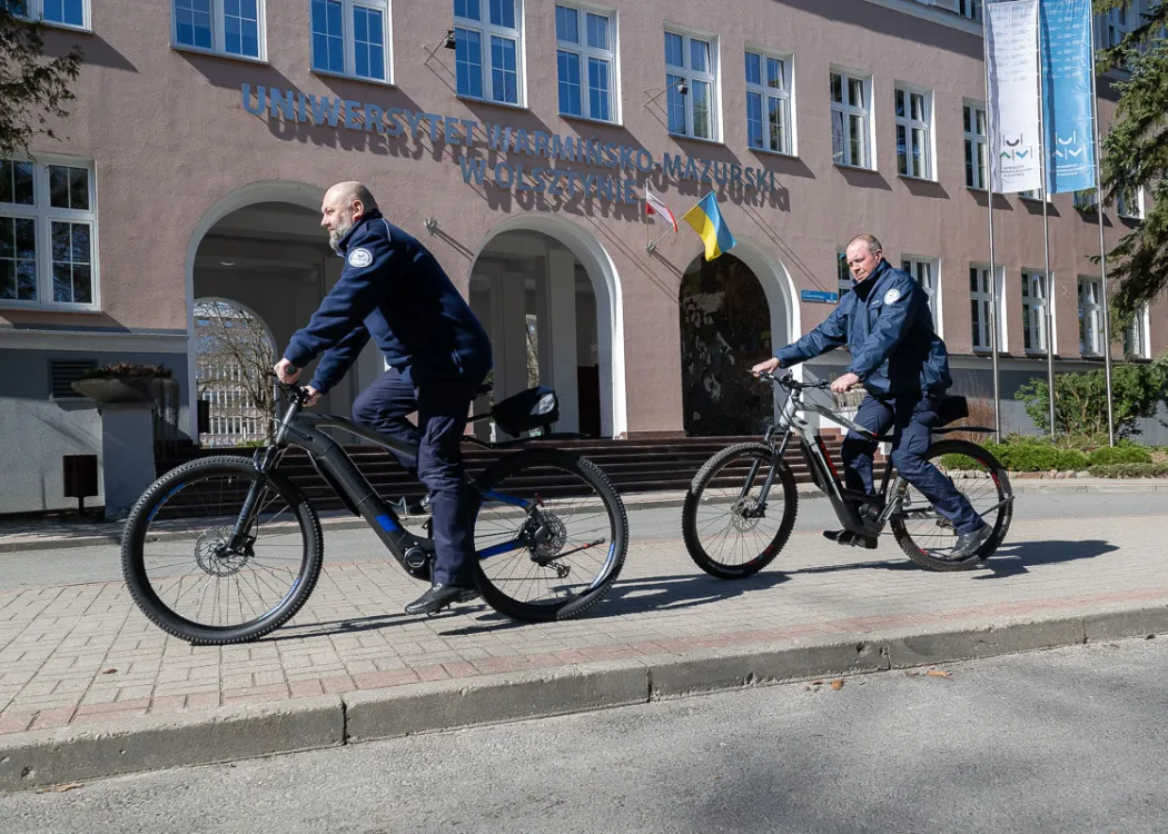Strażnicy uniwersyteccy na rowerach