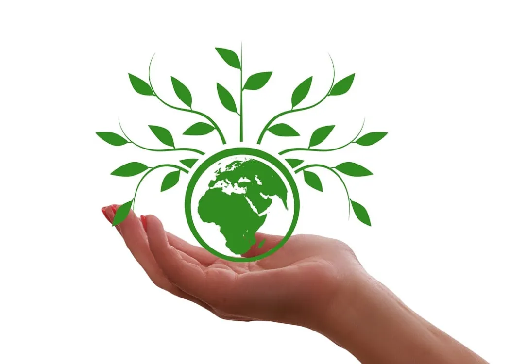 Dłoń trzyma zieloną kulę ziemską, z której wyrasta drzewo, pixabay.com 