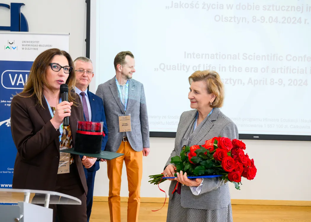Prof. Organiściak otrzymuje kwiaty od władz wydziału