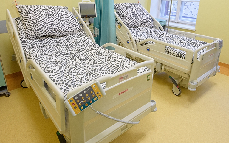 puste łóżko szpitalne