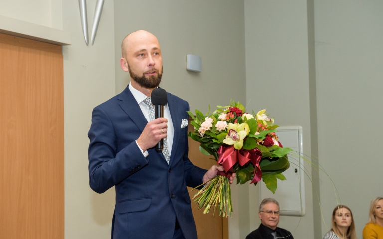 dr hab. Sławmir Przybyliński z kwiatami