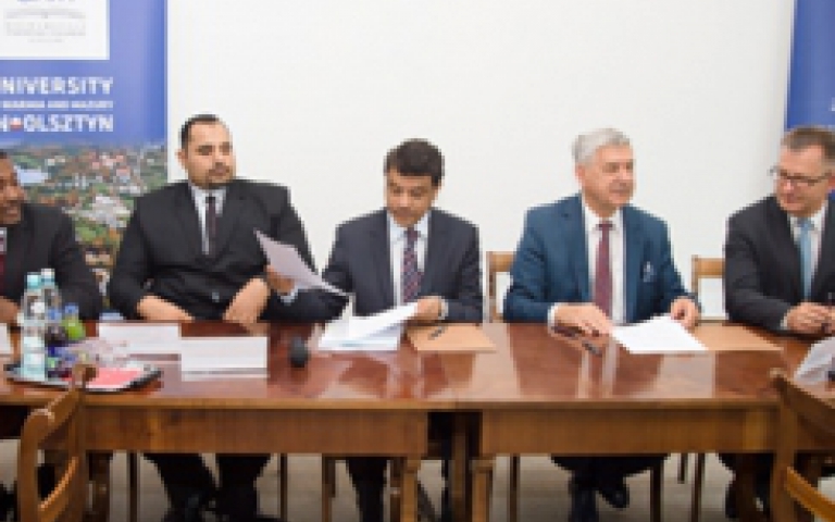 signing an agreement on cooperation with the representatives of Centre Al-Sulaiteen 