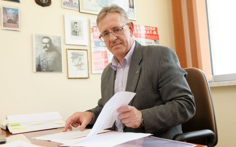 Wiesław Łach przy biurku
