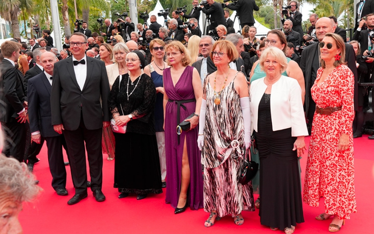 członkowie jury na czerwonym dywanie festiwalu w Cannes