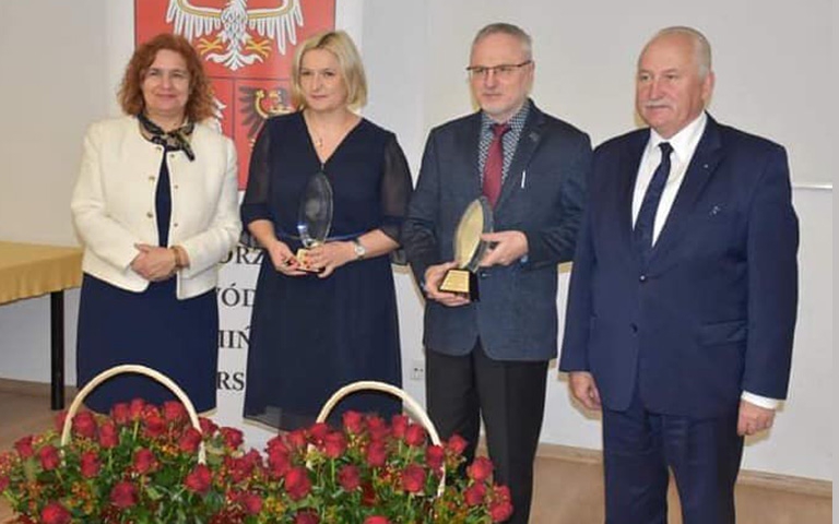 drugi z prawej prof. S. Czachorowski z nagrodą im. prof. Wengris