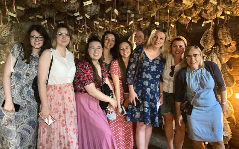 Studenci z wizytą w Restauracji “Al Vedel” (Colorno, Parma), w której piwnicach dojrzewały m.in. charakterystyczne dla tego regionu szynki i salami