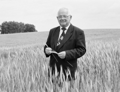 prof. Mazur wśród zbóż na polu