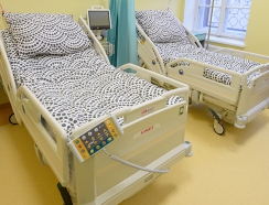 puste łóżko szpitalne