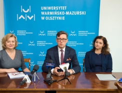 uczestnicy konferencji: prorektor Jerzy Przyborowski, Wioletta Ustyjańczuk i Izabela Bagińska