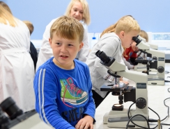 chłopczyk przy mikroskopie