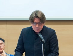 Mariusz Sieniewicz podczas wykładu inauguracyjnego na Wydziale Humanistycznym UWM