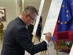 Prof. Jaroszewski podpisuje Deklarację SOU