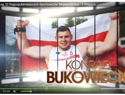 Konrad Bukowiecki na tle flagi Polski