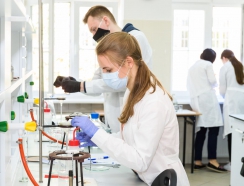 studenci robią doświadczenie w laboratrium chemicznym