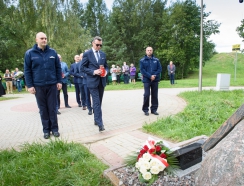 rektor prof. j. Przyborowski składa kwiaty pod głazem w Alei Ofiar Katynia