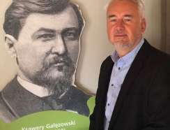 prof. Grzybowski przy zdjęciu Ksawergo Gałęzowskiego - prekursora nowczesnej okulistyki 