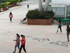 studenci w kampusie w Hongkongu