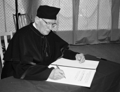Jan Szczerbowski podpisuje  dokument