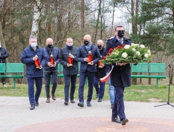 delegacja rektorów składa kwiaty pod Kamieniem Katyńskim