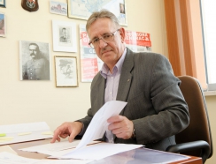 Wiesław Łach przy biurku