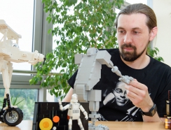 dr Przytuła i jego kondtrukcje z klocków Lego