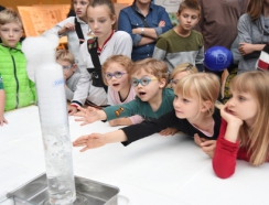 dzieci oglądają ekesperyment naukowy