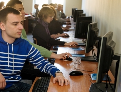 studenci przy komputerach