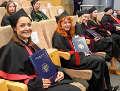 doktorantki z dyplomami siedzą