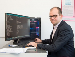 Denis Solodov siedzi przy komputerze