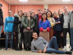 Dr Szymon Żyliński z gośćmi z Bhutanu oraz studentami