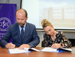 podpisanie umowy - dyrektor USK Radosław Borysiuk oraz Małgorzata Jacyno, przedstawicielka firmy Adamietz
