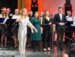 Urszula Borejszo i jej uczniowew podczas świątecznego koncertu ACK
