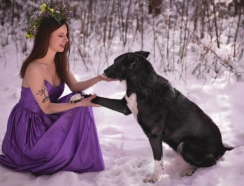 studentka z psem na śniegu