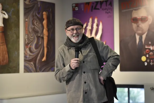 Tomasz Bogusławski w Starej Kotłowni podczas wernisażu swojej wystawy