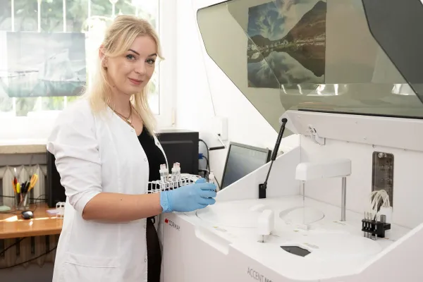 Prof. Blanka Wolszczak-Biedrzycka stoi przy sprzęcie laboratoryjnym