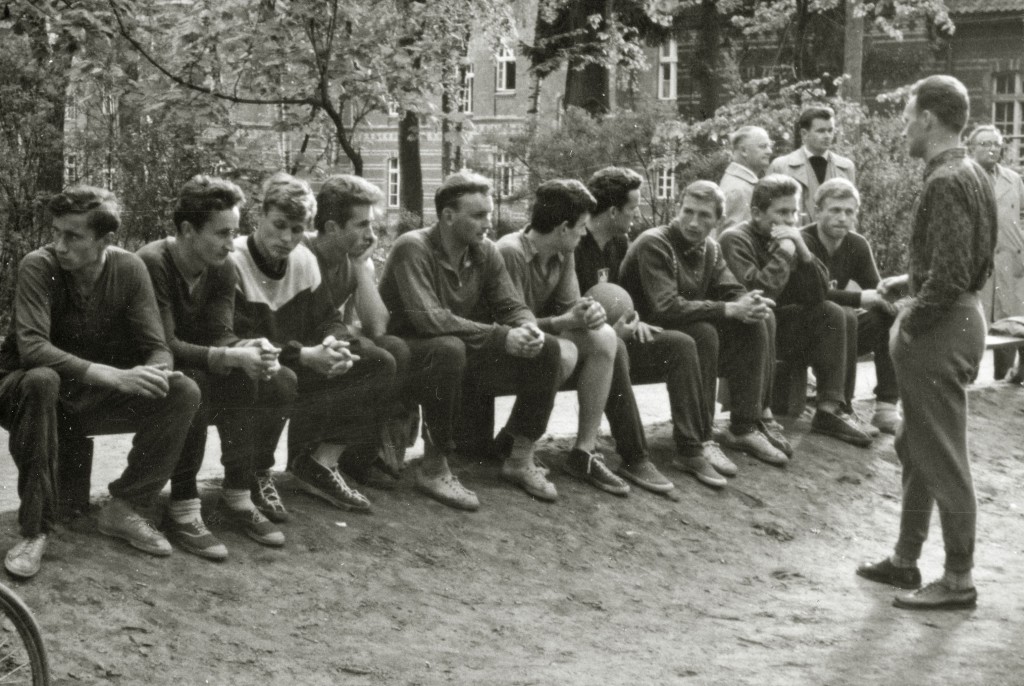 849 trening siatkarzy prowadze L.Dorosz, bl. 30, 1961 (w tyle Mistrz - prof. W.Wawrzyczek)