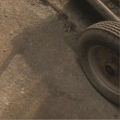 Ulotny ceglany pył. Fotografie Marzeny Huculak